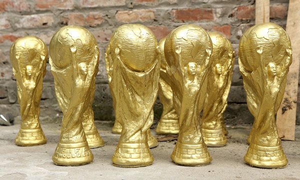 Mua Cúp vàng World Cup 2018 chỉ từ 50.000đ : Sôi động chợ cup vàng