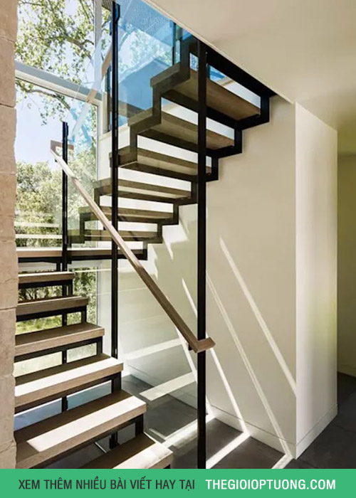 Gạch kính lấy sáng cầu thang là một giải pháp thiết kế đang được ưa chuộng tại năm