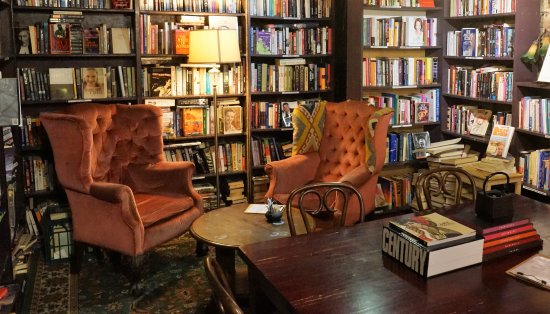 Trang trí quán cà phê sách kiểu hiện đại và cổ xưa