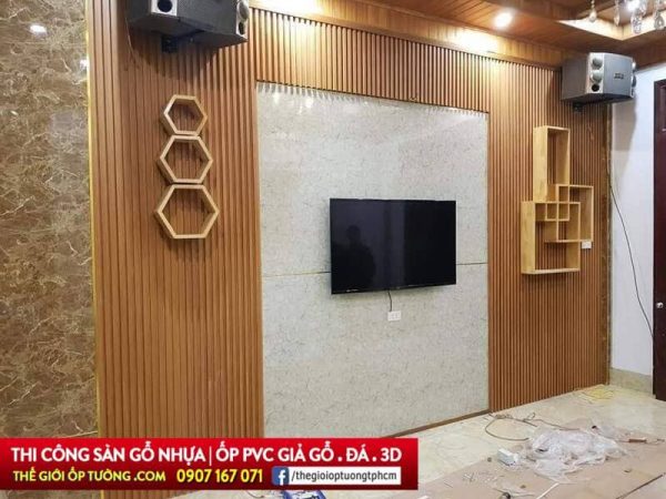 Tự thi công ốp tường giả gỗ composite đẹp cho căn hộ - Báo giá tấm ốp tường nan sóng 2021
