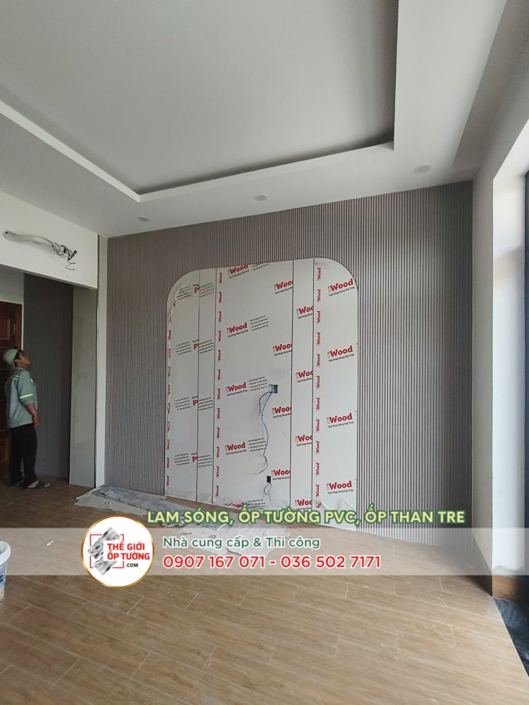 Hình ảnh thi công lam sóng ốp tường nhà đẹp Sài Gòn TPHCM