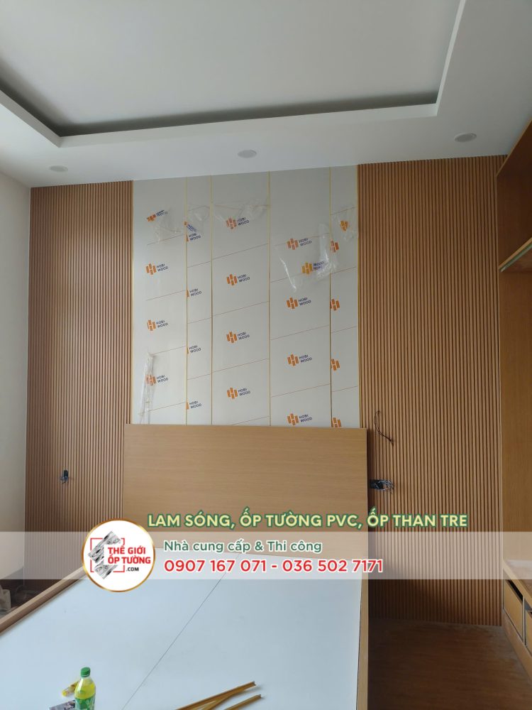 Hình ảnh thi công lam sóng ốp tường nhà đẹp Sài Gòn TPHCM