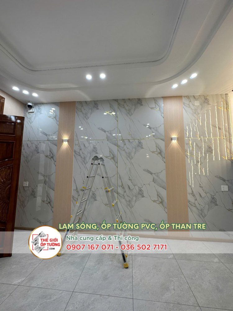 Hình ảnh thi công lam sóng ốp tường nhà đẹp Sài Gòn TPHCM