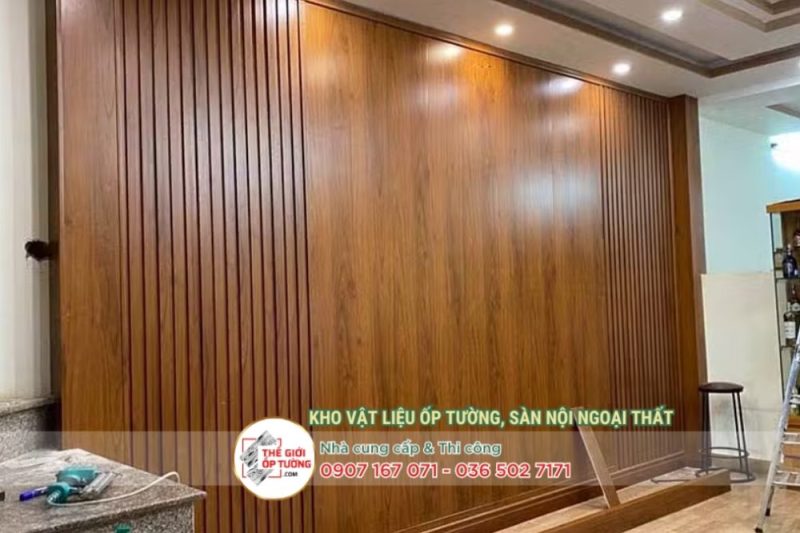 Tấm ốp tường vân gỗ đẹp, Ốp tường nano Thi công ốp tường PVC giả gỗ giá tốt tại kho