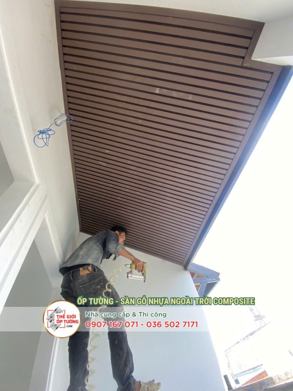 Thi công mái hiên gỗ composite tại Thế Giới Ốp Tường – Đẹp, chuẩn kỹ thuật, giá tốt