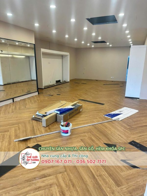 Thi công sàn gỗ nhựa hèm khóa Quận 12 TPHCM - vật liệu lát sàn bền đẹp cho mọi công trình