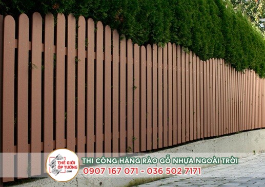 Hàng Rào Gỗ Nhựa Kết Hợp Cây Xanh